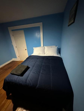 Fidelia Diamond Room Queen Bed Minutes from Newark Liberty International Airport and Newark Penn Station